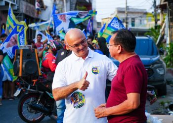 Menezes recebe denúncias de falta de medicamentos e atraso em obras de UBS