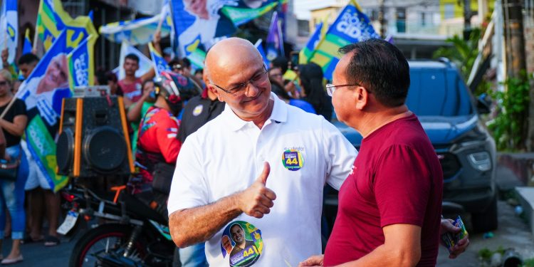 Menezes recebe denúncias de falta de medicamentos e atraso em obras de UBS