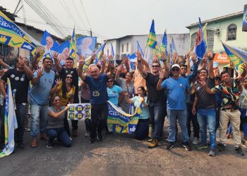 Coronel Menezes recebe reclamação de falta de especialistas na UBS do Zumbi durante caminhada