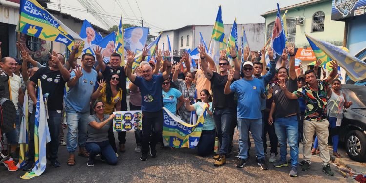 Coronel Menezes recebe reclamação de falta de especialistas na UBS do Zumbi durante caminhada