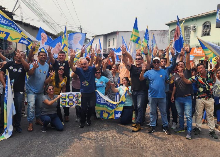 Coronel Menezes recebe reclamação de falta de especialistas na UBS do Zumbi durante caminhada