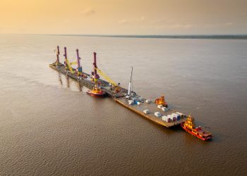 Píer flutuante provisório do Grupo Chibatão chega a Itacoatiara