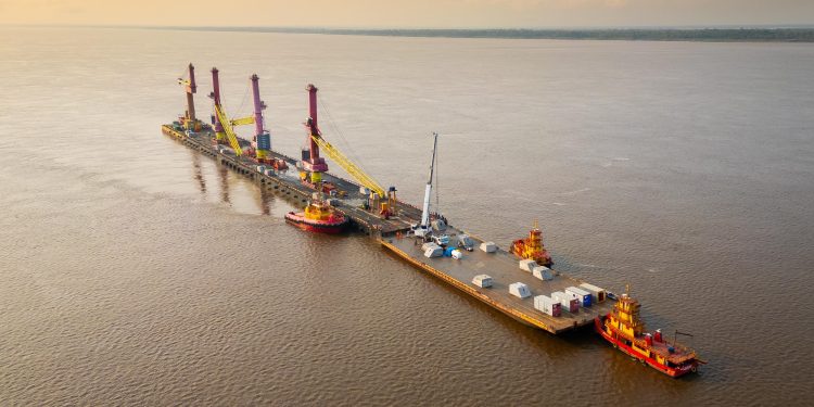 Píer flutuante provisório do Grupo Chibatão chega a Itacoatiara