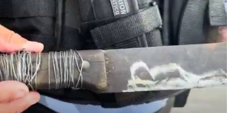 Um homem foragido da Justiça, foi preso por policiais militares, na tarde de quarta-feira (07),no bairro. Armado com