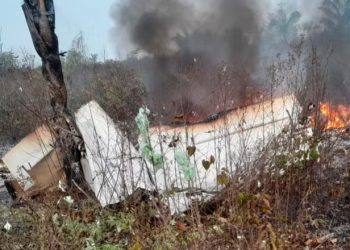 Avião de pequeno porte cai e deixa 5 mortos