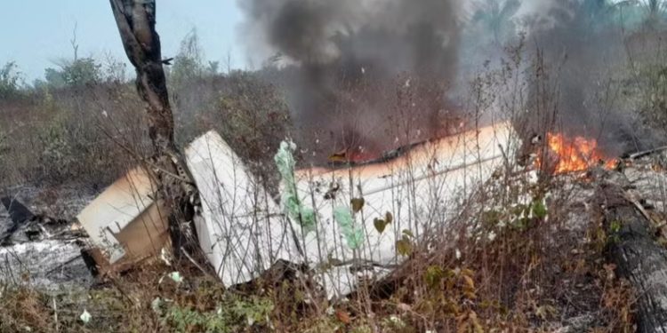 Avião de pequeno porte cai e deixa 5 mortos