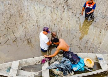 Pescador de 86 anos é resgatado após passar 6 dias preso em banco de areia no AM; veja