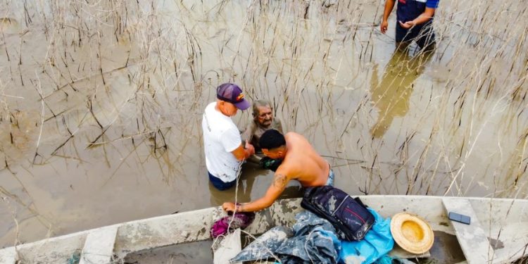 Pescador de 86 anos é resgatado após passar 6 dias preso em banco de areia no AM; veja