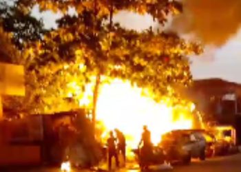 Incêndio em galpão no Colônia Antônio Aleixo deixa idoso ferido