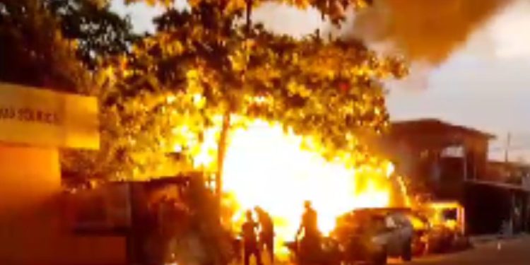 Incêndio em galpão no Colônia Antônio Aleixo deixa idoso ferido