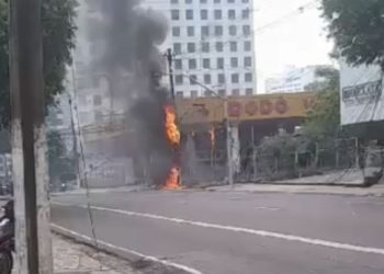 venidas são interditadas por conta de incêndio em fiação elétrica no bairro Adrianópolis