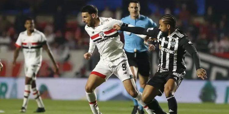Atlético-MG faz no fim, vence o São Paulo no Morumbis e larga na frente na Copa do Brasil