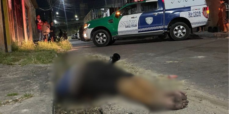 Carro é visto jogando corpo de homem morto em rua da Cidade Nova