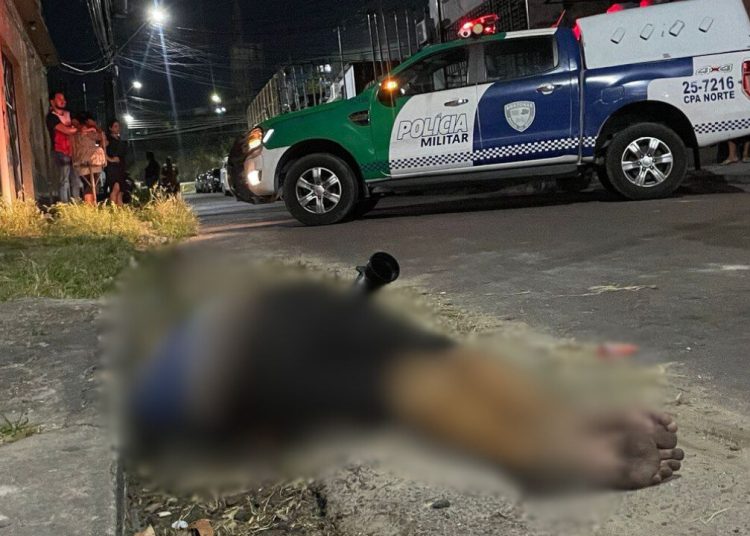 Carro é visto jogando corpo de homem morto em rua da Cidade Nova
