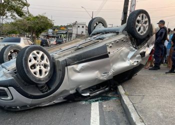 arro capota com mãe e filho dentro na Avenida das Torres