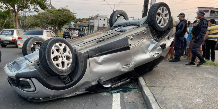 arro capota com mãe e filho dentro na Avenida das Torres