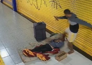 Morador de rua desmaia ao ser chutado no rosto por ladrão