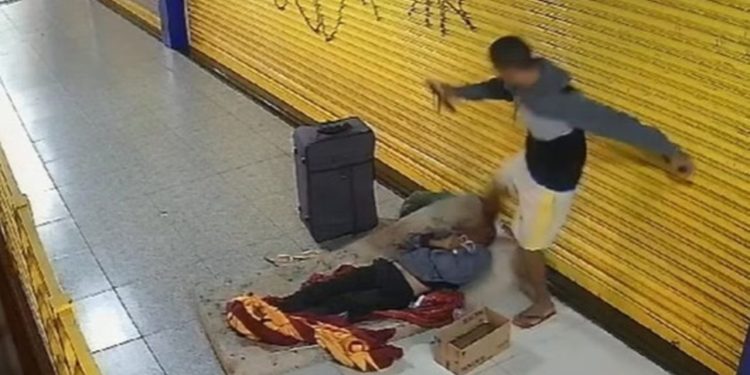 Morador de rua desmaia ao ser chutado no rosto por ladrão