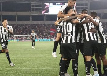 Botafogo goleia o Flamengo em clássico e volta a liderar o Brasileirão