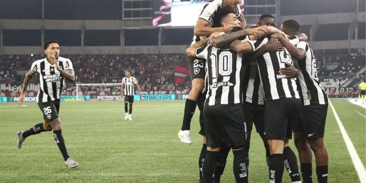 Botafogo goleia o Flamengo em clássico e volta a liderar o Brasileirão