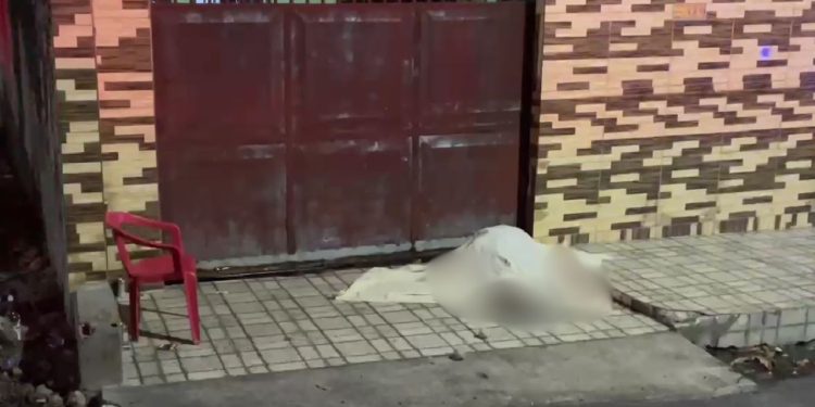 Pistoleiros de moto matam homem que bebia com a sogra no bairro Cidade de Deus