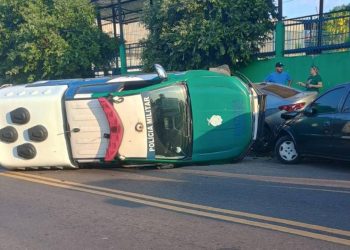 Viatura da PM capota na Compensa em Manaus