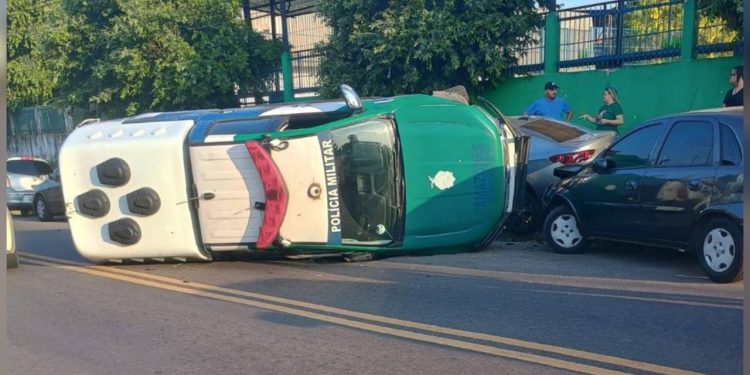 Viatura da PM capota na Compensa em Manaus