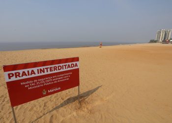 O banho no rio Negro está proibido na praia da Ponta Negra. A medida de segurança da Prefeitura de Manaus. Ponta