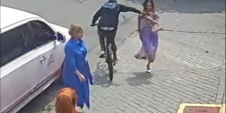 Sula Miranda, de 60 anos, foi vítima de furto em frente a emissora da Rede Vida, em São Paulo, nesta. Vídeo: