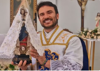 O padre Fabrício Rodrigues morreu na noite de quinta-feira (12) em um acidente de moto na Rodovia Transamazônica. Famoso