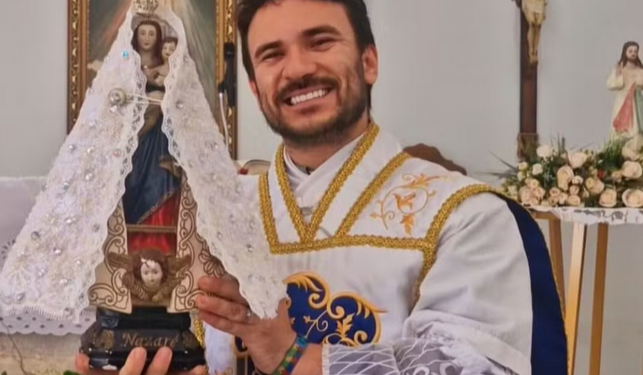 O padre Fabrício Rodrigues morreu na noite de quinta-feira (12) em um acidente de moto na Rodovia Transamazônica. Famoso