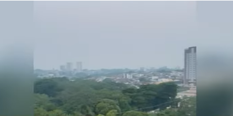 Fumaça encobre Manaus e ar fica irrespirável nesta quinta-feira