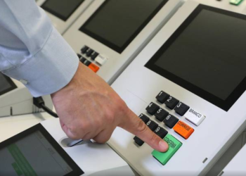 Deu a louca nas pesquisas de intenção de votos em Manaus. As últimas são para deixar o eleitor mais perdido que cachorro em mudança