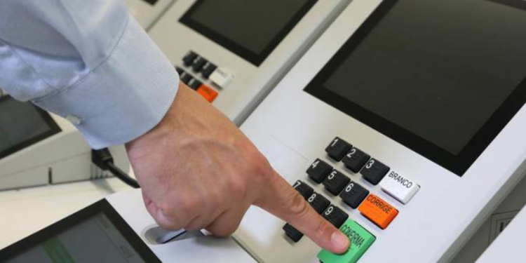 Deu a louca nas pesquisas de intenção de votos em Manaus. As últimas são para deixar o eleitor mais perdido que cachorro em mudança