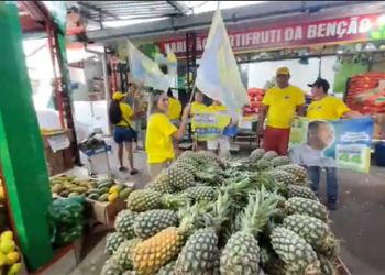 Socorro Lope conversa com feirantes da Feira do Produtor em Manaus