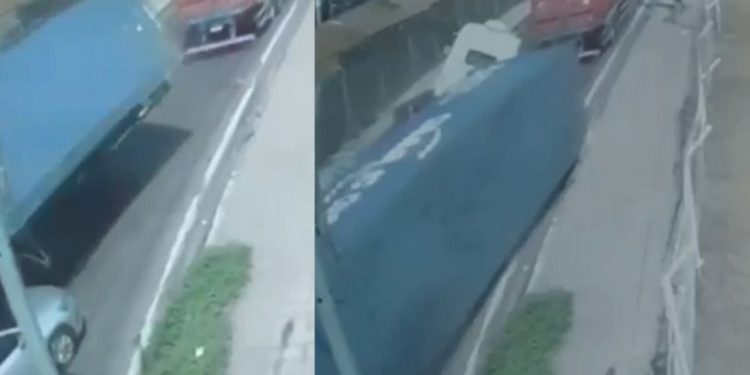 Câmera registra carreta tombando e esmagando carro em Manaus; há vítima fatal