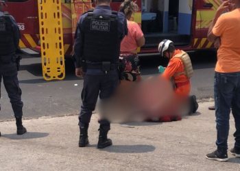 Motoqueiro fica ferido após ser atropelado por carro em alta velocidade no Tancredo Neves