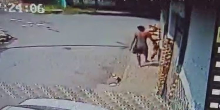 Mãe é flagrada dando 'bicudas' na filha de 3 anos no Jorge Teixeira