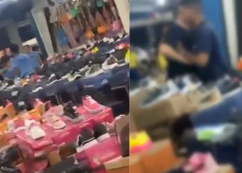 Uma câmera de segurança registrou o momento em que um homem invade uma loja e desfere socos no rosto de. Homem