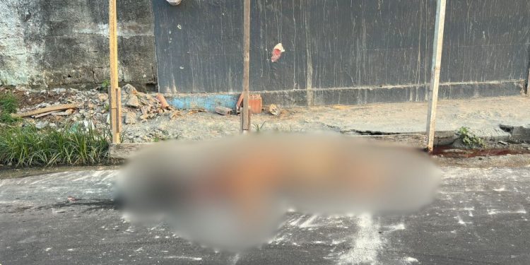 Um homem em situação de rua, que não teve o nome divulgado, morreu após ter a cabeça esmagada enquanto. Morador