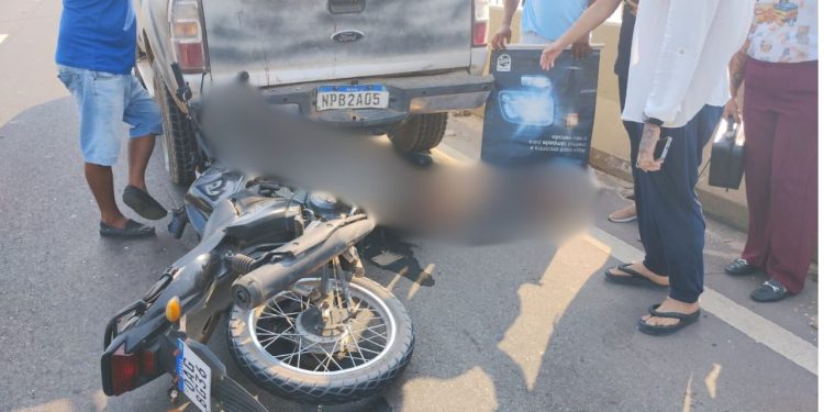 Motociclista fica ferido após colidir com traseira de picape na Ponte Rio Negro