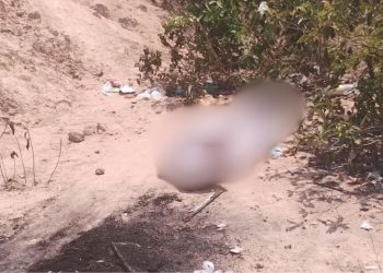 Um homem identificado apenas como Genesis, de 35 anos, foi encontrado morto com sinais de tortura, na. Com