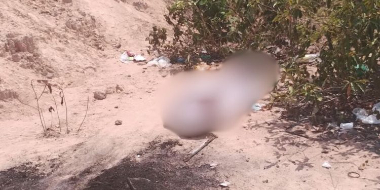 Um homem identificado apenas como Genesis, de 35 anos, foi encontrado morto com sinais de tortura, na. Com