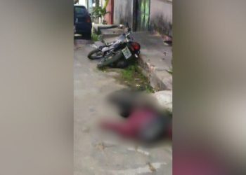 Um suposto assaltante levou um tiro no peito, efetuado por um justiceiro, na manhã desta terça-feira (17). Vídeo: