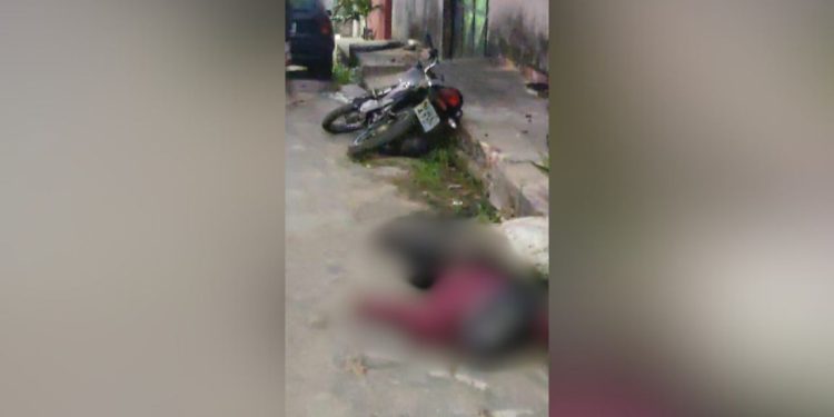 Um suposto assaltante levou um tiro no peito, efetuado por um justiceiro, na manhã desta terça-feira (17). Vídeo: