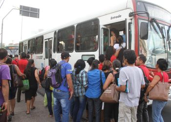 O sistema de transporte coletivo em Manaus, que continua caótico, poderia ter sido resolvido se todos os projetos para tal, tivessem sido cumpridos, como os ônibus elétricos