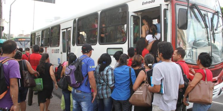 O sistema de transporte coletivo em Manaus, que continua caótico, poderia ter sido resolvido se todos os projetos para tal, tivessem sido cumpridos, como os ônibus elétricos
