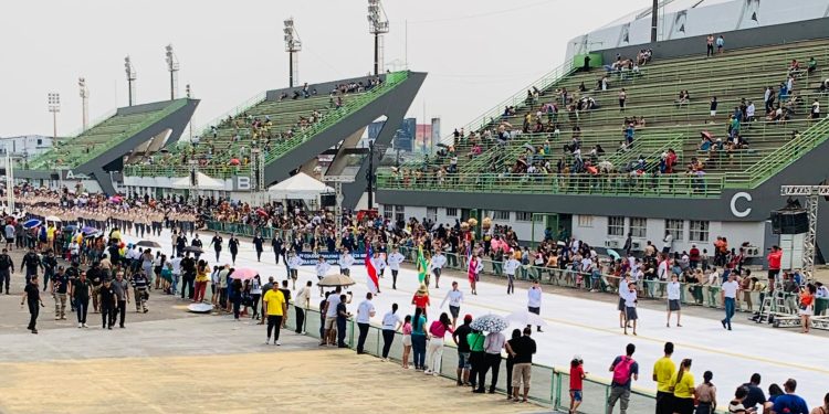 Feriado da Elevação do Amazonas leva milhares de alunos ao Sambódromo de Manaus