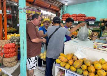 Candidata a vereadora Socorro Lopes conversa com feirantes da Zona Leste de Manaus