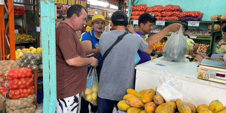 Candidata a vereadora Socorro Lopes conversa com feirantes da Zona Leste de Manaus